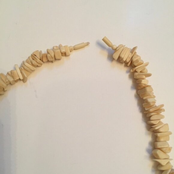 NECKLACE SHELL STRAND CREAM CHIPS ROUND PENDANT 29” - Picture 5 of 5